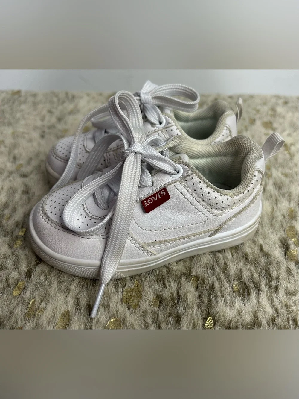 5 for $25🔥Levi's White Sneakers Baby‎ Size 6